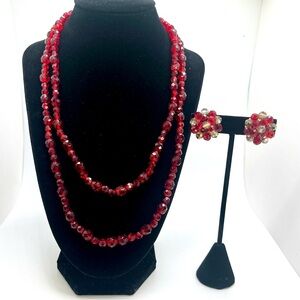 Beautiful vintage red faceted bead necklace with matching clip-on earrings